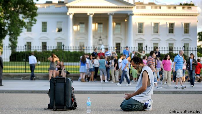 Ein Moslem betet am Donnerstag (28.04.2011) in Washington vor dem Weißen Haus. Zahlreiche Besucher kommen täglich am Sitz des US-Präsidenten vorbei. Foto: Maurizio Gambarini dpa