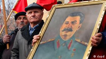 Ljudi sa Staljinovom slikom