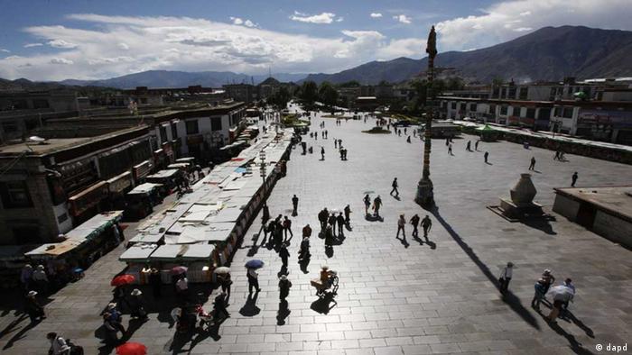 Visitors walk through the square in front of the Jokhang Temple in Lhasa, the capital of Tibet, China, Thursday, June 18, 2009. After demonstrations against Chinese rule swept the Tibetan plateau 16 months ago, China tightened monitoring of Tibet's Buddhist clergy, who have often been at the forefront of calls for Tibetan independence and the return of their exiled spiritual leader, the Dalai Lama. (ddp images/AP Photo/Greg Baker) // eingestellt von nis