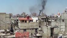 Majengo mjini Homs yakitoa moshi baada ya kushambuliwa.