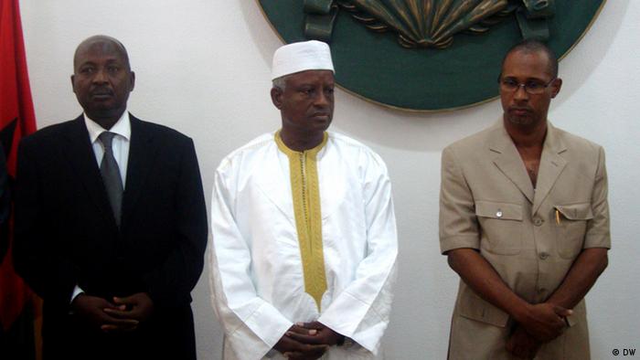 O novo governo da Guiné-Bissau: Sory Djaló, presidente do Parlamento, Serifo Nhamadjo, presidente, (centro) e Rui de Barros (dir.), primeiro-ministro