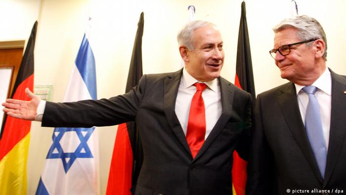 German President Joachim Gauck (R) is welcomed by the Prime Minister of Israel Benjamin Netanyahu