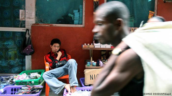 Pequenos empresários chineses na África; na foto, Lagos (Nigéria)