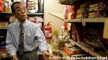 Walter Pon dentro do próprio supermercado na África do Sul, um dos sobreviventes da "Chinatown" de Joanesburgo
