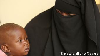 Muslim woman and her son.<br /><br /><br />
picture alliance / Godong