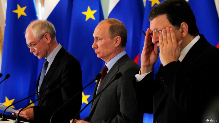 Russian President Vladimir Putin, center, European Commission President Jose Manuel Barroso, right, and European Council President Herman Van Rompuy attend a news conference during the Russia EU Summit at the Konstantin palace in St.Petersburg, Russia, Monday, June 4, 2012. (Foto:Dmitry Lovetsky/AP/dapd)