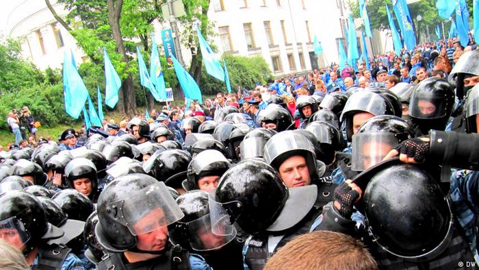 Protesters clash with police in Kyiv. Photo by DW correspondent Alexandr Savitski 05.06.2012