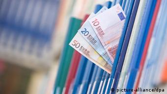 Rachunki w euro między teczkami, Copyright: Friso Gentsch dpa/lni