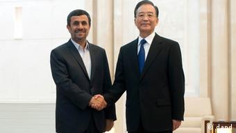 Iran's President Mahmoud Ahmadinejad, left, shakes hands with China's Premier Wen Jiabao prior to a meeting on the sidelines of the Shanghai Cooperation Organization summit at the Great Hall of the People in Beijing on Wednesday, June 6, 2012. (Foto:Ed Jones, Pool/AP/dapd)
