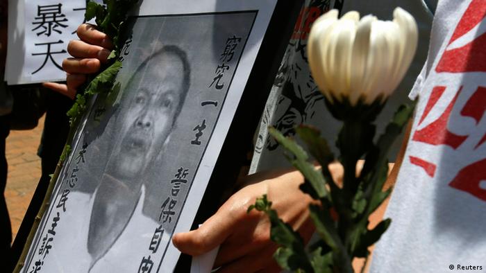 A protester carries a portrait of Chinese dissident Li Wangyang during a demonstration over his death, in Hong Kong June 7, 2012. Li, a labour activist and Chinese dissident jailed after the 1989 crackdown on pro-democracy protesters in Beijing, was found dead in a hospital ward in central China amidst suspicious circumstances, his family and rights groups said on Wednesday. The Chinese characters on the photograph read, "To defend the rights of freedom". REUTERS/Bobby Yip (CHINA - Tags: CIVIL UNREST POLITICS OBITUARY)