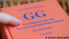 Eine von Hans D. Jarass und Bodo Pieroth kommentierte Ausgabe des Grundgesetzes der Bundesrepublik Deutschland liegt am Dienstag (22.05.2012) auf einem Tisch in Berlin. Foto: Jens Kalaene dpa/lbn
