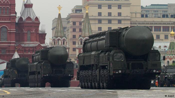 نمایش موشک روسی توپول ام در یک رژه نظامی
