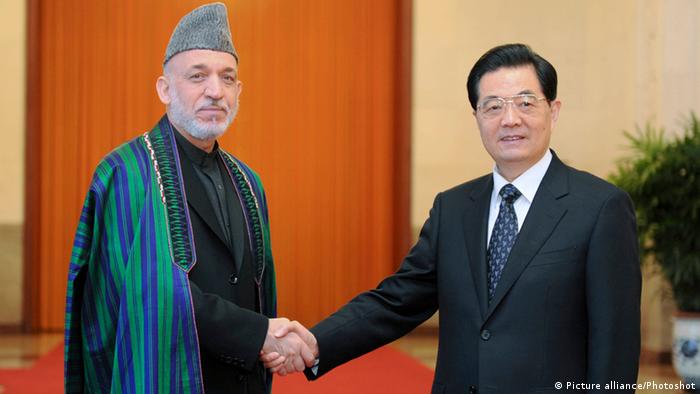 (120608) -- BEIJING, June 8, 2012 () -- Chinese President Hu Jintao (R) shakes hands with his Afghan counterpart Hamid Karzai during a welcoming ceremony at the Great Hall of the People in Beijing, capital of China, June 8, 2012. Hamid Karzai was in Beijing for an official visit to China and attended the 12th Meeting of the Council of Heads of Member States of the Shanghai Cooperation Organization (SCO). (/Xie Huanchi) (lfj) 