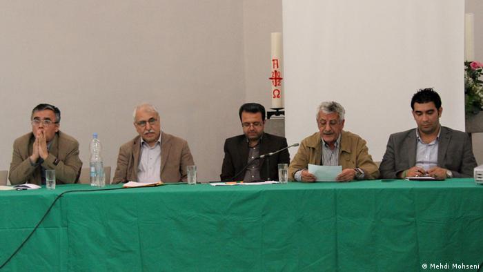 چند تن از سخنرانان، از راست به چپ: محمد صادقی، بیژن حکمت، طه شریفی (گرداننده جلسه)، بهروز خلیق و تقی رحمانی
