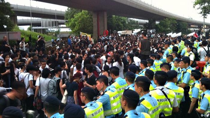 Anbei sind drei Bilder zum Thema "Massenproteste in Hongkong am 10.Juni".

Wo: Hongkong
Wann: 10.Juni
Was: Rund 25000 Hongkongnesen gingen am 10.Juni auf die Straße und verlangten eine klare Untersuchung für den Todesfall des chinesischen Dissidenten Li Wangyang.
Copyright by DW-chinesisch
