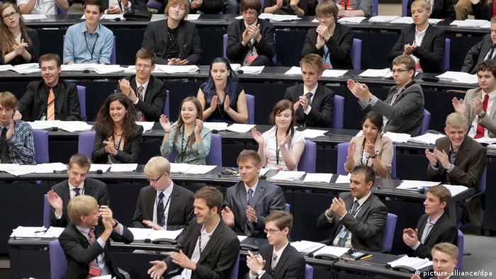 Deputados por um dia: jovens fazem estágio no parlamento alemão