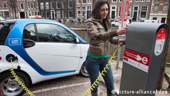 An electric car being charged at a special charging station in Amsterdam (Foto: dpa)
