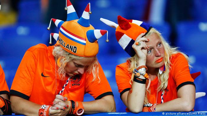چهره‌ی غم‌زده‌ی هواداران هلند در ورزشگاه خارکف