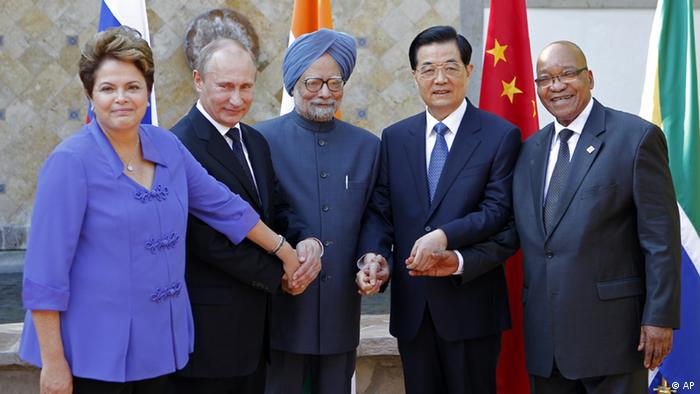 BRICS' heads of state, from left, Brazil's President Dilma Rousseff, Russia's President Vladimir Putin, India's Prime Minister Manmohan Singh, China's President Hu Jintao and South Africa's President Jacob Zuma pose for a group photo at the G-20 Summit in Los Cabos, Mexico, Monday, June 18, 2012. (Foto:Andres Leighton/AP/dapd)

