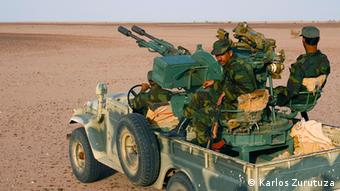Polisario-Männer in einem Armeewagen. (Foto: Karlos Zurutuza)