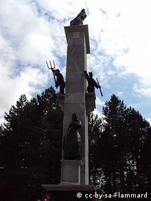 Spomenik ustanku naroda Hrvatske u Srbu, djelo kipara Vanje Radauša, srušen je tijekom vojne akcije Oluja te obnovljen 2010. godine