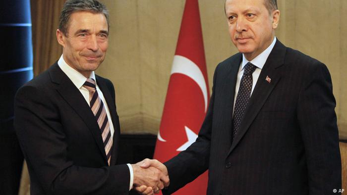 Secretary General of NATO Anders Fogh Rasmussen, left, is welcomed by Turkey's Prime Minister Recep Tayyip Erdogan in Ankara, Turkey, Monday, April 4, 2011. NATO Secretary-General Fogh Rasmussen holds talks with Erdogan and Foreign Minister Ahmet Davutoglu and other government officials after NATO took sole control of air military operations over Libya. The U.S. military will pull its warplanes from front-line missions Monday and shift to a support role in Libyan operations, a NATO official said. (Foto:Umit Bektas, Pool/AP/dapd).