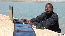 Boukary Konaté unterwegs mit seinem Laptop. Den Strom zieht er aus einem tragbaren Sonnenkollektor. Beide Bilder von Boukary Konaté, abzubilden nur im Zusammenhang mit BOBs 2012-Berichterstattung. 