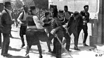 Policija odvodi Gavrila Principa (desno) nakon izvršenog atentata na princa Ferdinanda