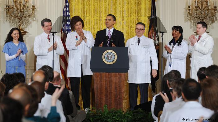 US President Barack Obama (C) receives applause from healthcare professionals while delivering remarks on healthcare reform from the East Room of the White House, in Washington DC, USA 03 March 2010. Trying to craft a bipartisan health care reform bill, President Obama said his new plan includes Republican ideas on tort reform and health savings accounts. EPA/MICHAEL REYNOLDS +++(c) dpa - Bildfunk+++ 