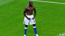 Italy's Mario Balotelli celebrates scoring his side's second goal during the Euro 2012 soccer championship semifinal match between Germany and Italy in Warsaw, Poland, Thursday, June 28, 2012. (Foto:Vadim Ghirda/AP/dapd)