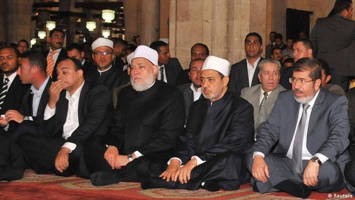 مرسی در کنار اعضای اخوان‌المسلمین در نماز جمعه