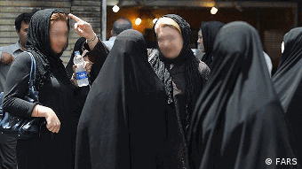 فشار سی و چهار ساله بر زنان ایران برای تحمیل حجاب، تلاشی که در همه اشکال خود بی‌ثمر مانده است
