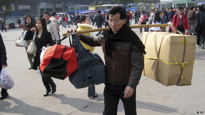 A migrant worker nears the train station in Guangzhou, southern China's Guangdong province, Thursday, Jan. 8, 2009. Some 188 million Chinese are expected to squeeze onto China's train network in the coming weeks to return home for the Chinese Lunar New Year. (ddp images/AP Photo/William Foreman) 