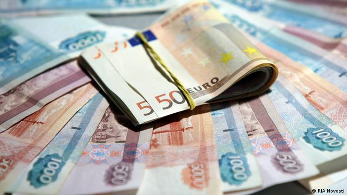 Денежные купюры: рубли и евро 