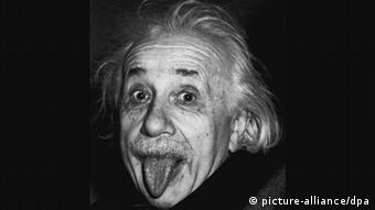 Der Physiker und Nobelpreisträger Albert Einstein streckt die Zunge heraus (Archivfoto vom 18.04.1955). Dieses mittlerweile weltbekannte Foto verschickte der unkonventionelle Wissenschaftler gern als Gruß an seine Freunde. Aus Anlass des 100. Jubiläums der Formulierung der Relativitätstheorie steht das Jahr 2005 in Deutschland ganz im Zeichen des Physikers Albert Einsteins. Foto: Arthur Sasse dpa (nur sw, zu dpa-Themenpaket Mythos Einstein - Jahrhundertgenie verehrt wie kein zweiter Forscher vom 18.01.2005) +++(c) dpa - Bildfunk+++
pixel