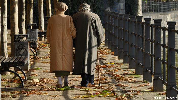 Пенсионеры на прогулке