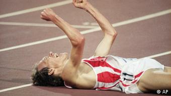 Dieter Baumann nakon pobjede u utrci na 5.000 metara na Olimpijskim igrama u Barceloni 1992.