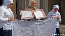 Azemina drži imena njenih najmilijih koji su ubijeni u ratu 