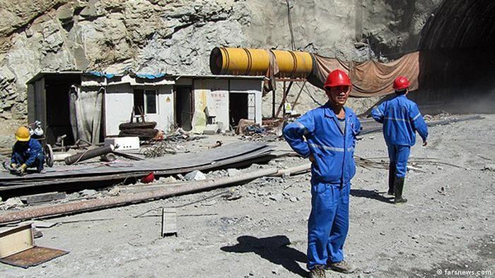 کارگر چینی مشغول در  ساخت آزادراه تهران - شمال