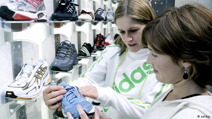 Adidas - Zwei Frauen kaufen einen Adidas-Sportschuh 