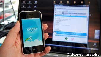 Ein iPhone mit der Software des Internettelefonie-Anbieters Skype ist in Kassel vor einem Laptop zu sehen (Foto vom 11.04.2009). Die Telekom-Mobilfunktochter T-Mobile sperrt in Deutschland den Skype-Zugang auf dem Apple-Handy iPhone. Bei Skype können Nutzeruntereinander kostenlos telefonieren - damit könnten sie also die T- Mobile-Gesprächsgebühren umgehen. Foto: Uwe Zucchi dpa/lhe +++(c) dpa - Report+++