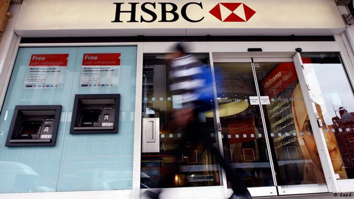 A pedestrian passes a branch of HSBC bank in London, Monday, Feb. 27, 2012. Buoyant trading in Asia helped HSBC Holdings PLC, Europe's biggest bank by market value, report a 28 percent increase in full-year profit Monday, a marked contrast to the performance of other big British banks. (Foto:Kirsty Wigglesworth/AP/dapd)