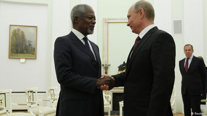 Russian President Vladimir Putin shakes hands with UN envoy Kofi Annan