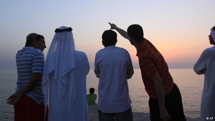Muslimische Männer suchen den Himmel ab nach dem aufgehenden Mond in Bahrain - Foto: ddp images/AP Photo/Hasan Jamali