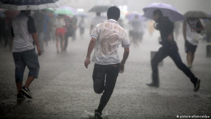  rainfall on July 21, 2012 in Beijing, China. The heaviest rain in 61 years pounded the capital city on Saturday, leaving at least 37 people dead. (Photo by ChinaFotoPress) ***_***430181411 pixel