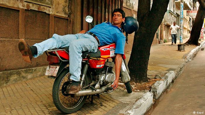 Muškarac spava na motociklu