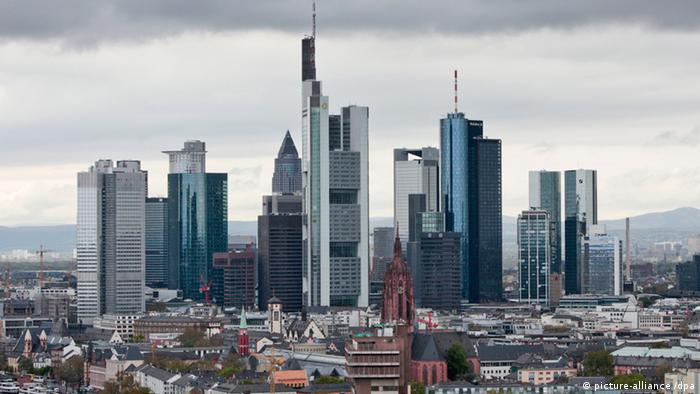 A view of the Frankfurt am Main skyline Foto: Frank Rumpenhorst dpa/lhe
