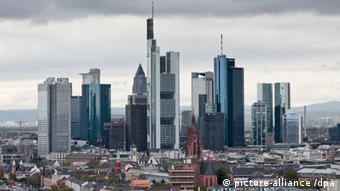 Frankfurt skyline Foto: Frank Rumpenhorst dpa/lhe