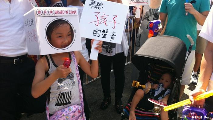 Am 29.07.12 haben knapp 20000 Eltern, Studenten und Bürger in Hongkong gegen die geplante Patriotismus-Erziehung an allen Schulen protestiert. Kritiker fürchten kommunistische Gehirnwäsche; Copyright: DW/B. Feng