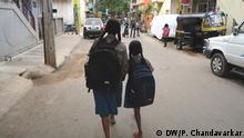 Shalini (left) and her sister on her way back home from school (photo: DW/P. Chandavarkar)

